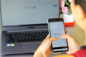 Google sur téléphone et ordinateur pour référencement SEO